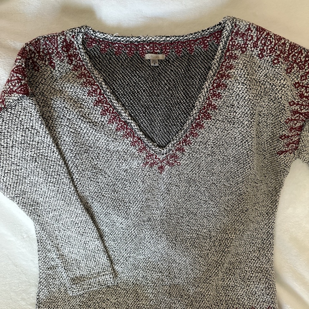 Écoté Grey V-Neck Sweater